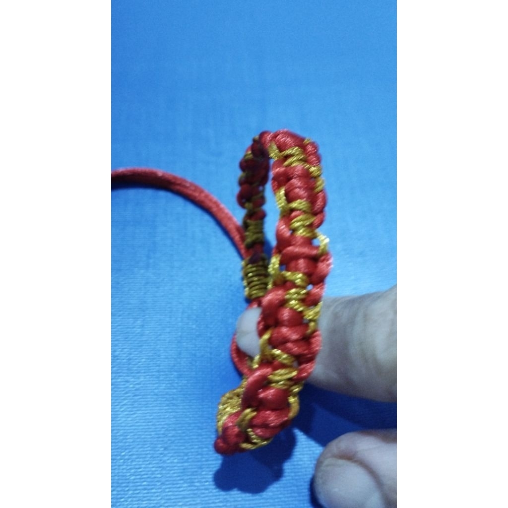 gelang merah lilitan benang emas