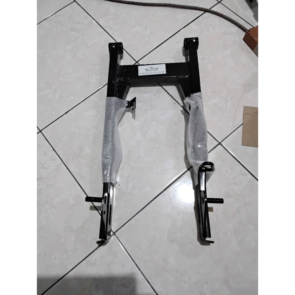 Swing Arm Supra X 125 DD cakram belakang Hitam dan Crom