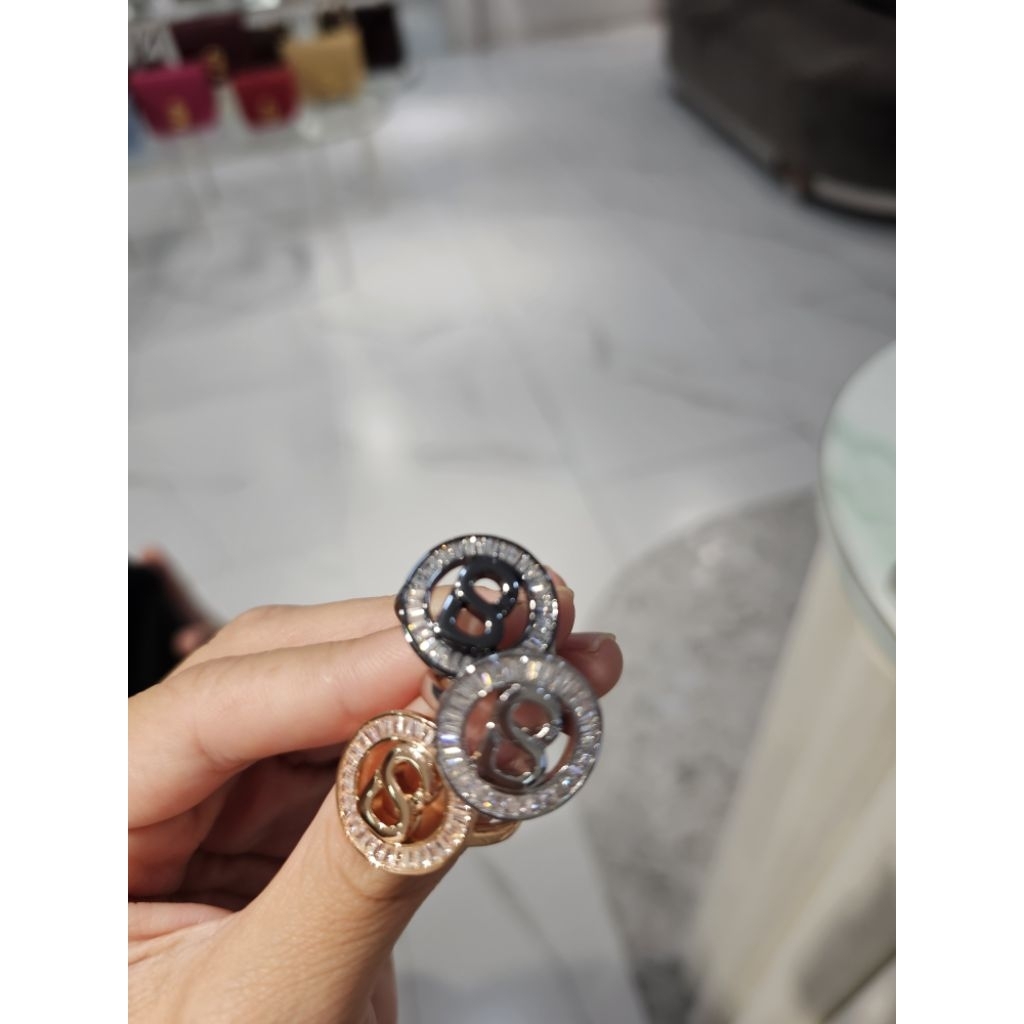 round ring broch hematite