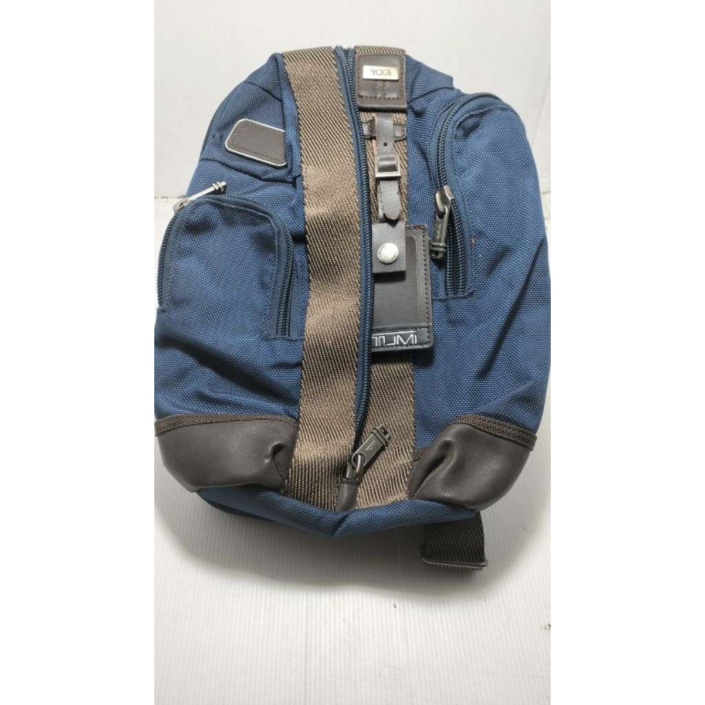 Tas Tumi warna biru gelap ,karangan dipakai, bisa untuk harian