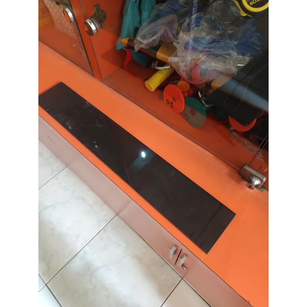 Lis CUTTING Granit Hitam UK 10x60