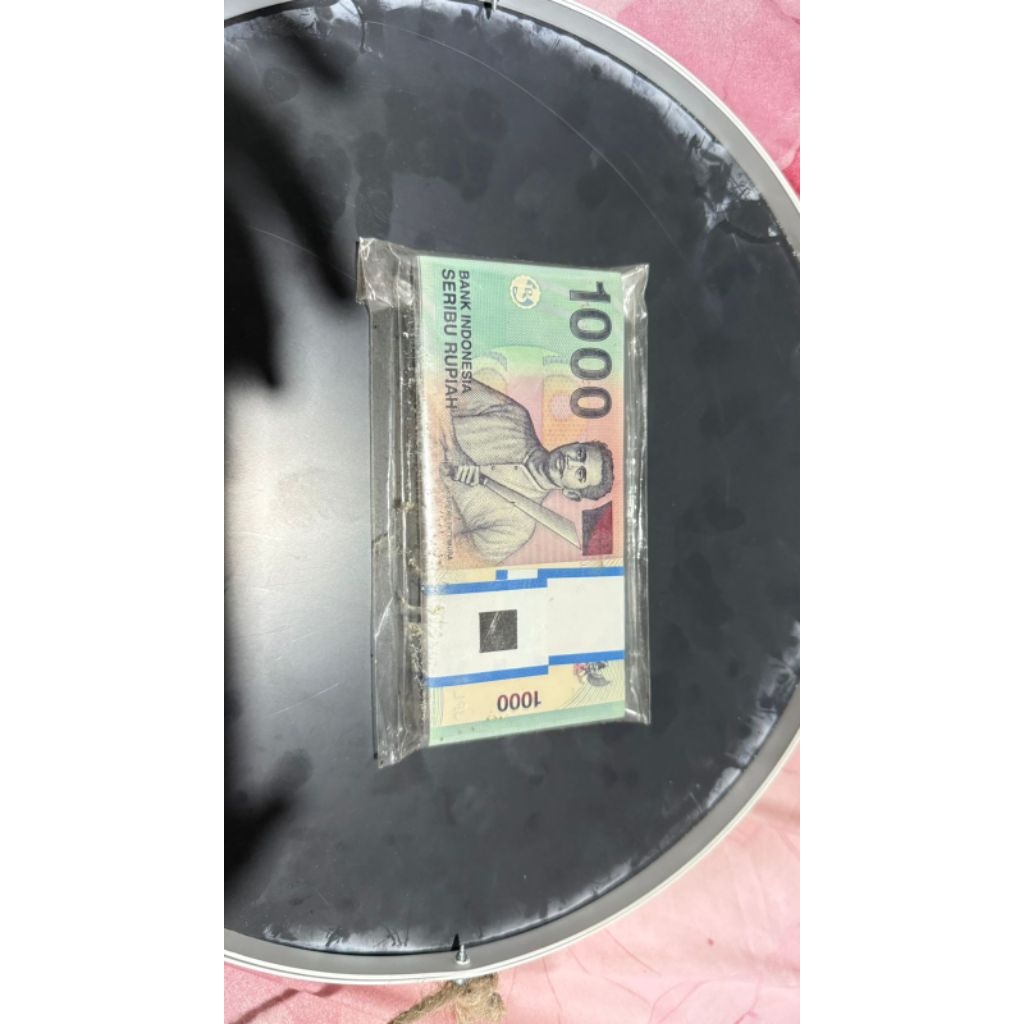 uang kertas seribu rupiah (1 gepok)
