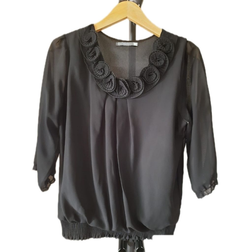 Atasan wanita hitam polos