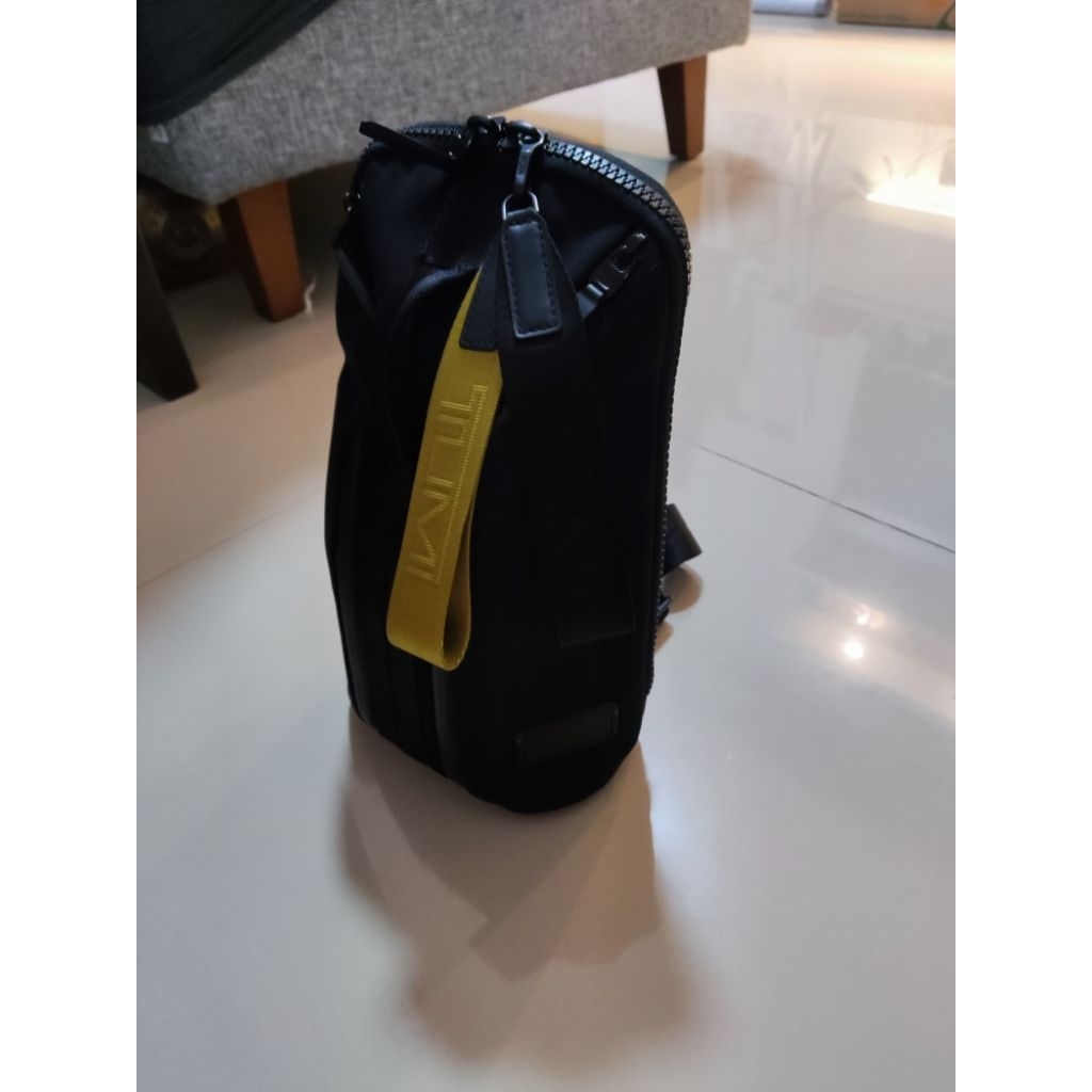 Tumi Crosse Sling Bag Preloved. Original 100% dan Kondisi Sangat Istimewa.