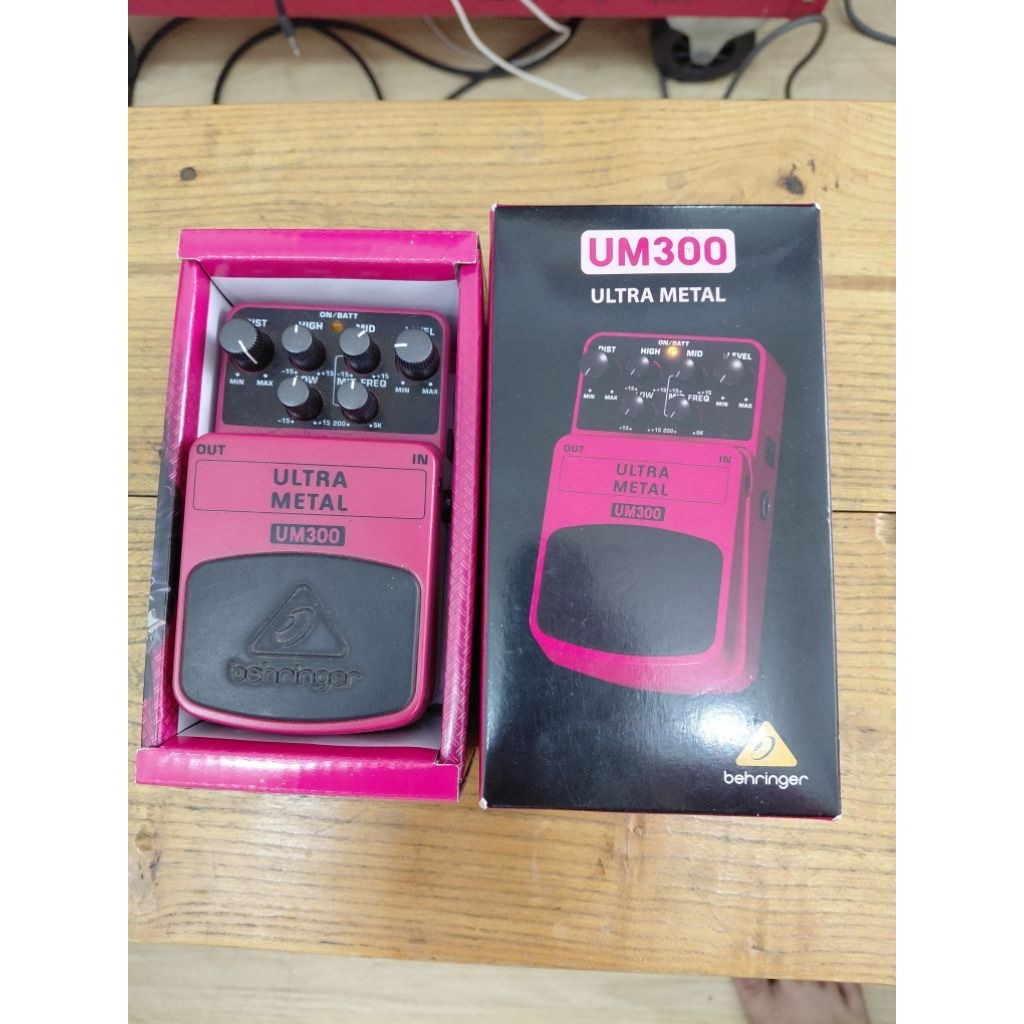 Efek gitar behringer um300 heavy metal