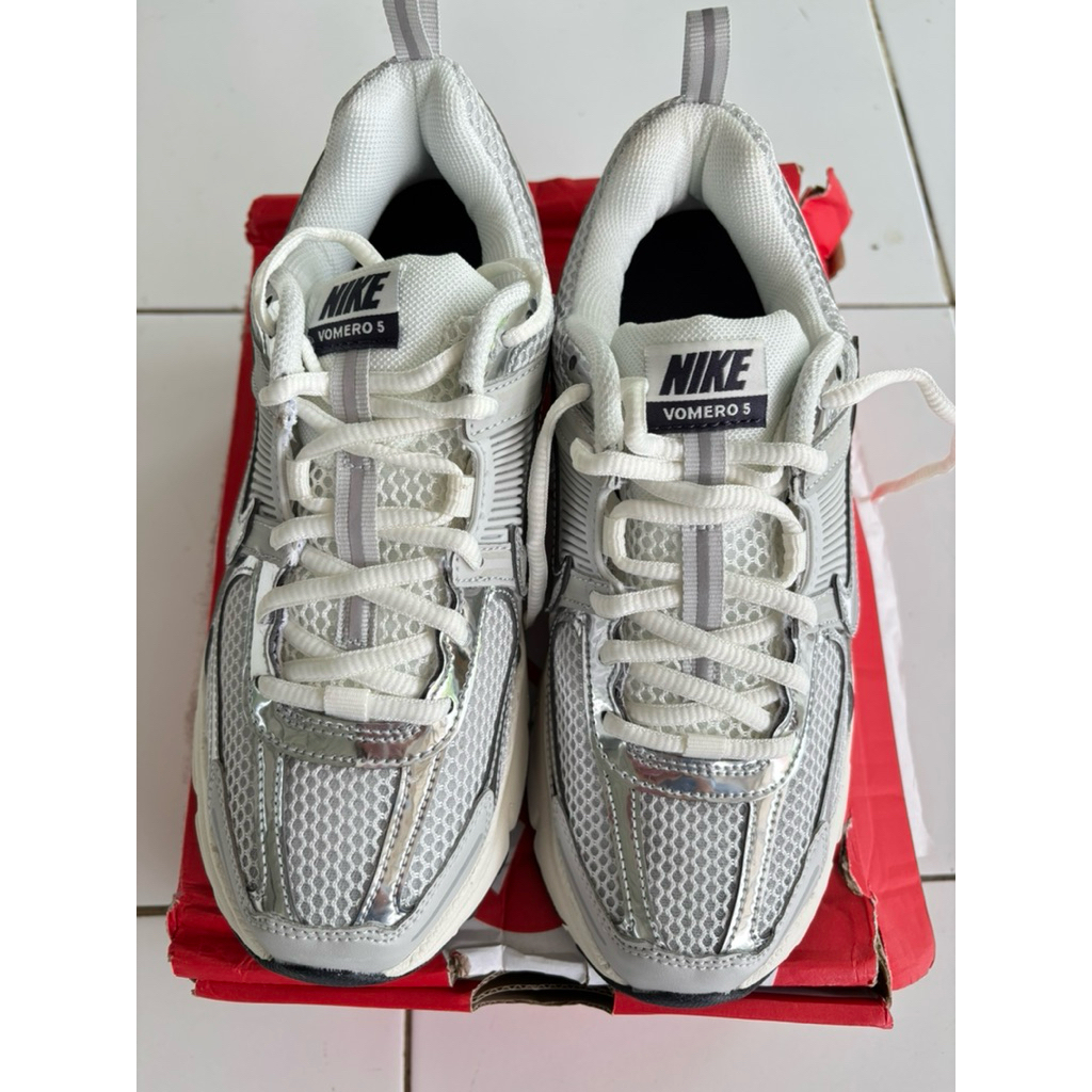 SEPATU NIKE VOMERO5