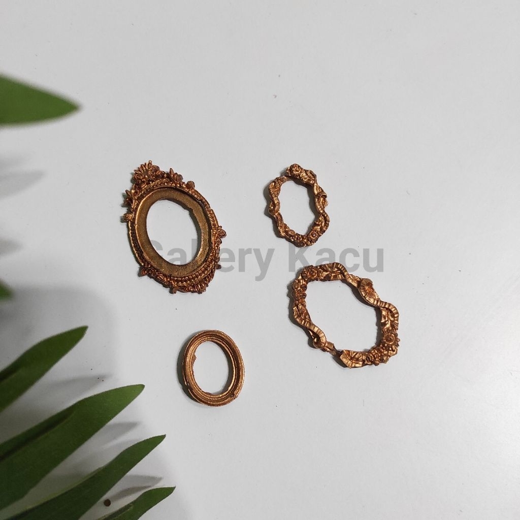 1 set Frame Vintage Oval Mahkota  Properti Foto Aestethic / Bingkai Dekorasi Mahar Ringbox