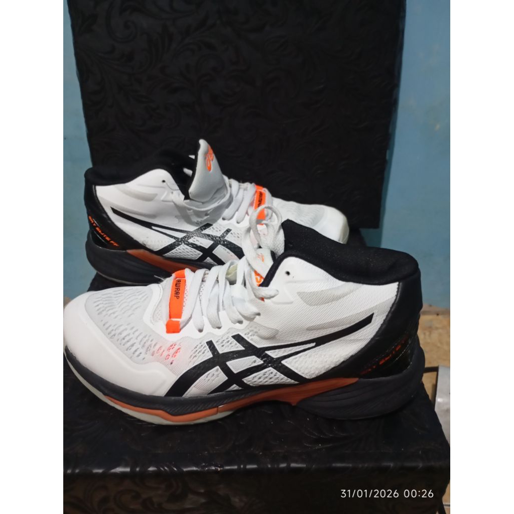 sepatu volly asics