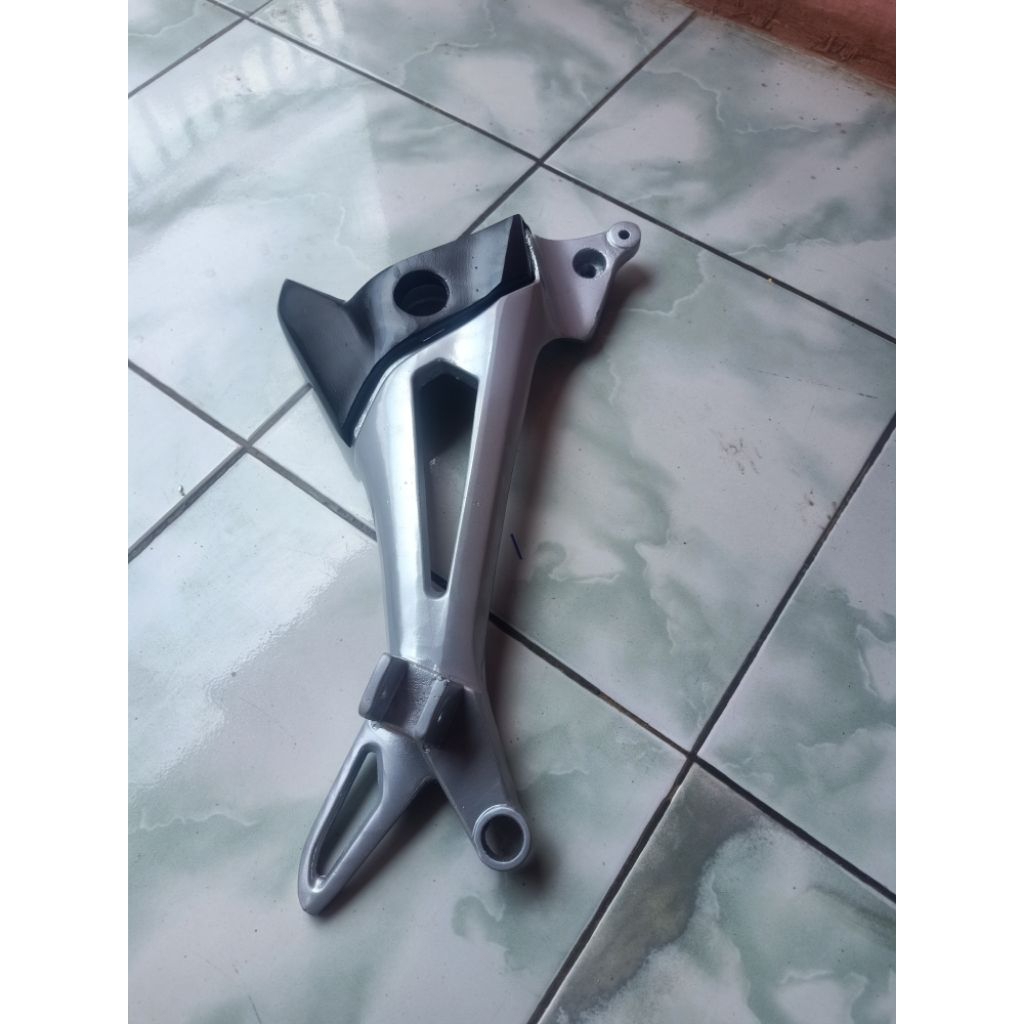 pijakan kaki belakang Honda revo