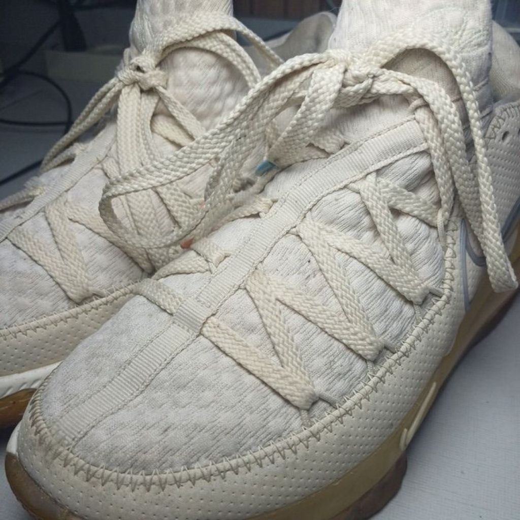 Preloved sepatu Lebron 17 size 42