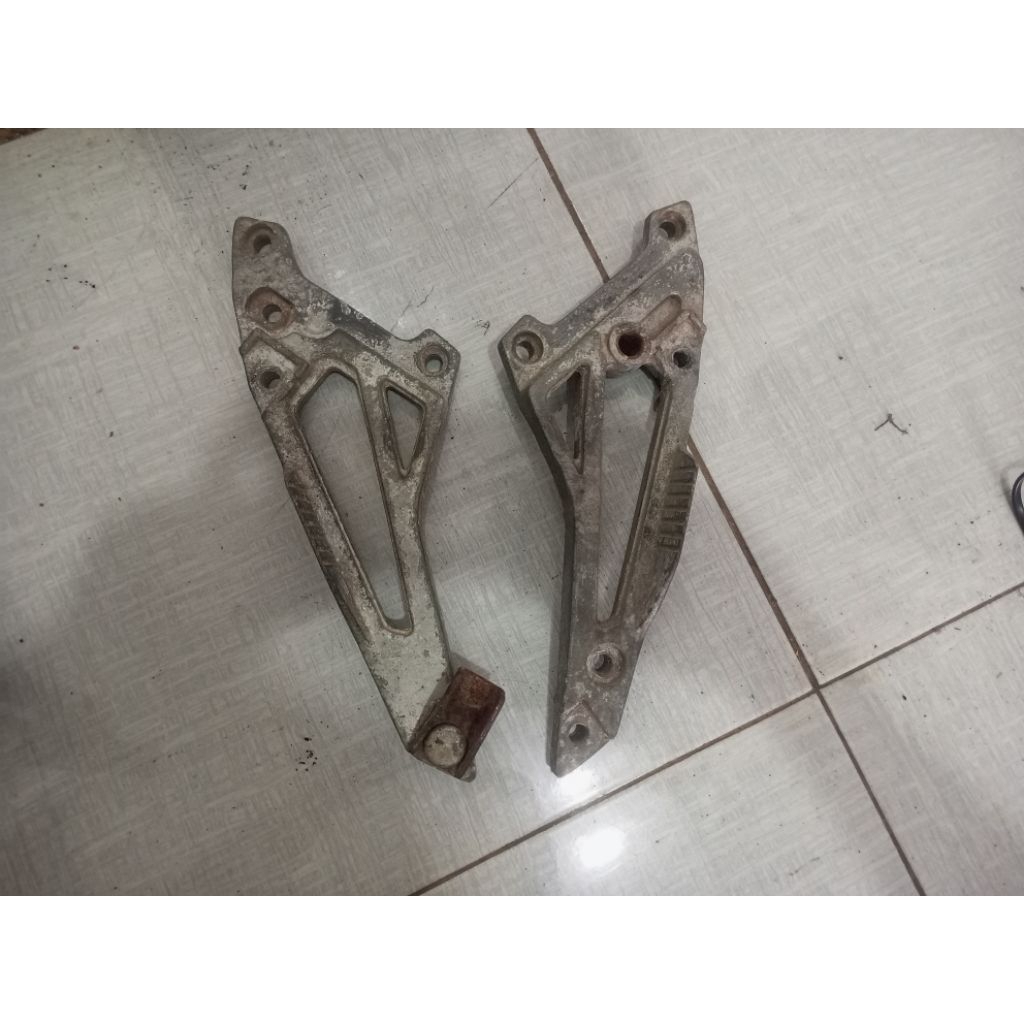 Footstep belakang Yamaha Rxz/Rzr original copotan