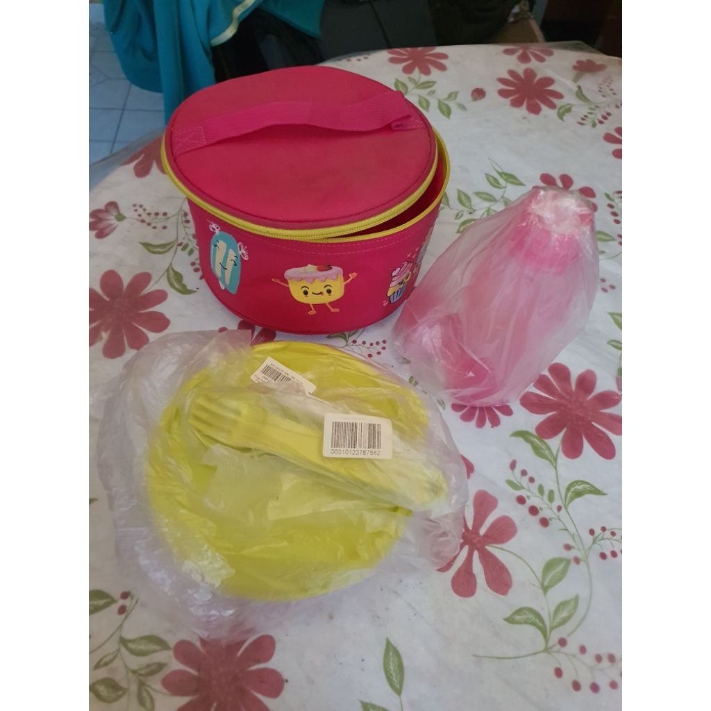 Tupperware pink lunch set