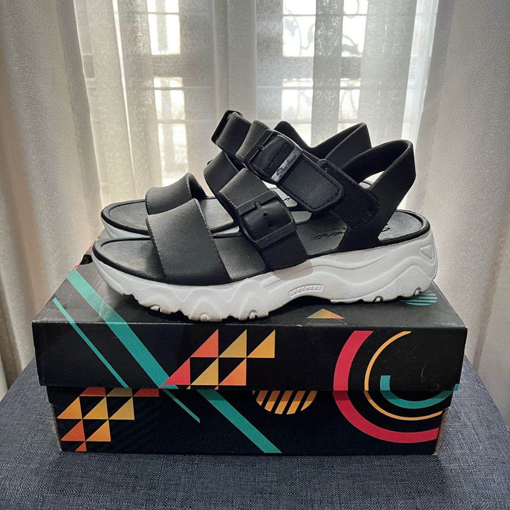 Preloved Sendal Wanita Skechers D'Lites 2.0 Bright Vibes Women's Sandal in Black and White
