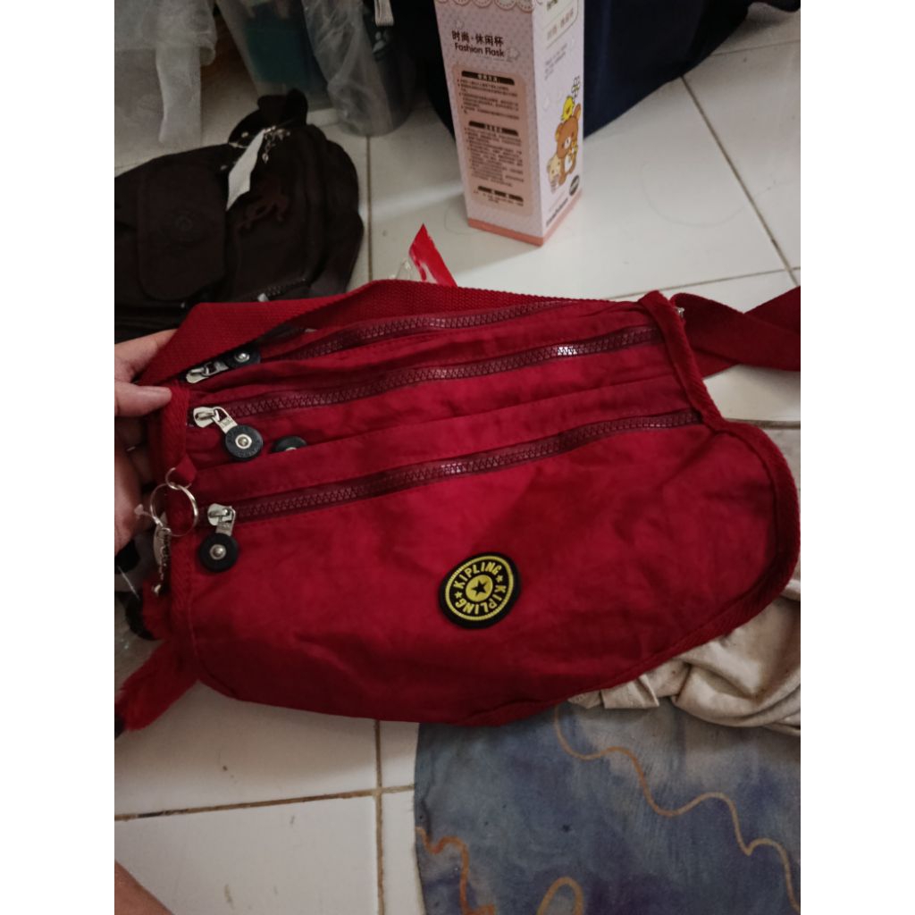 Kipling tas selempang merah kecil kondisi di foto