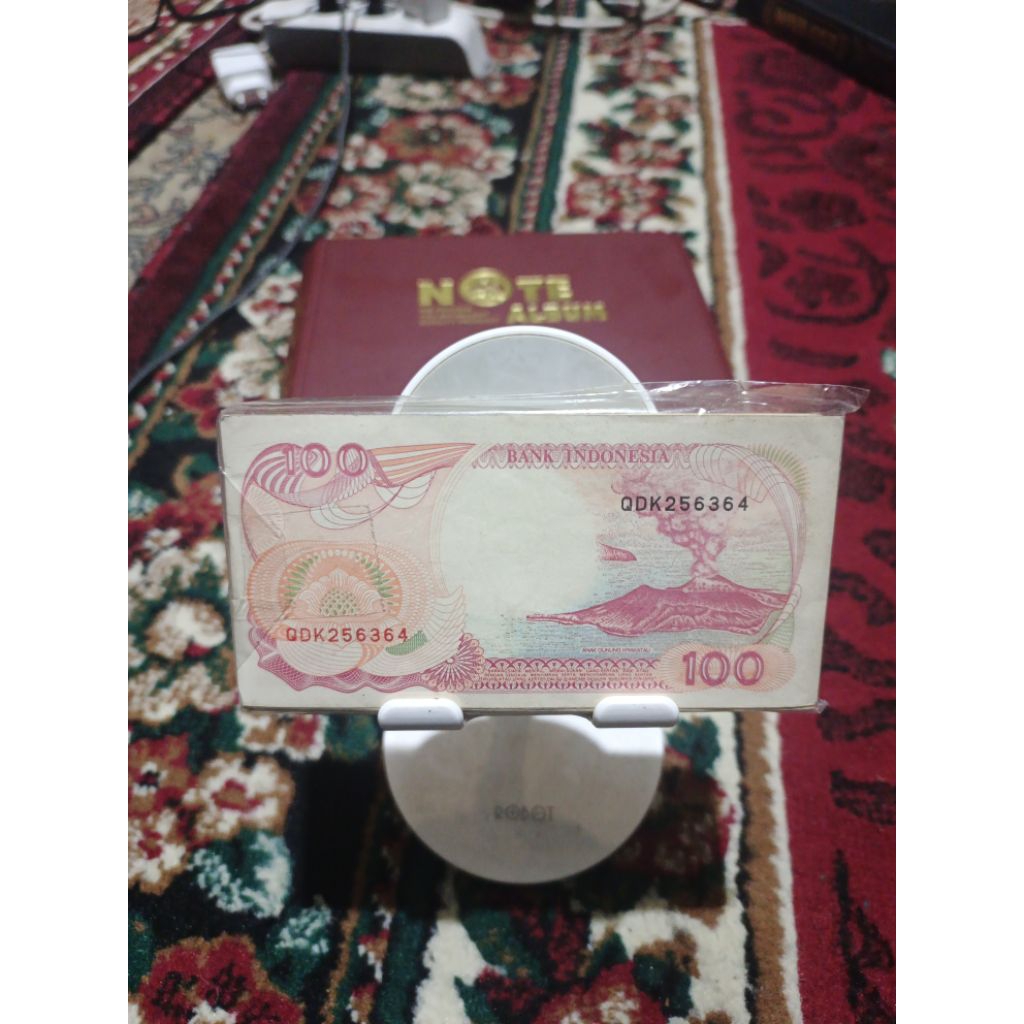 Satu gepok oeang 100 rupiah pinisi tahun 1992