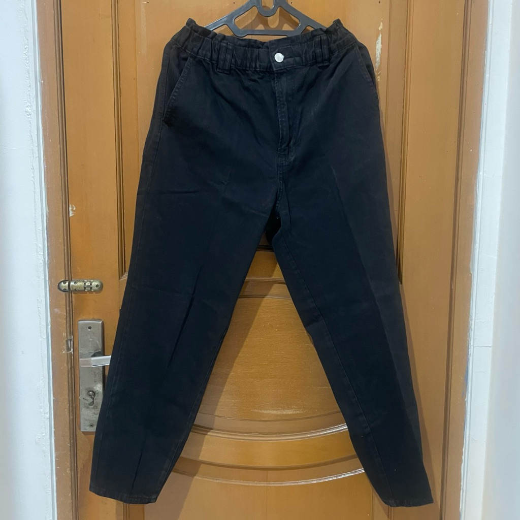 Jeans Hitam Wanita/ Celana Jeans Stradivarius - Preloved