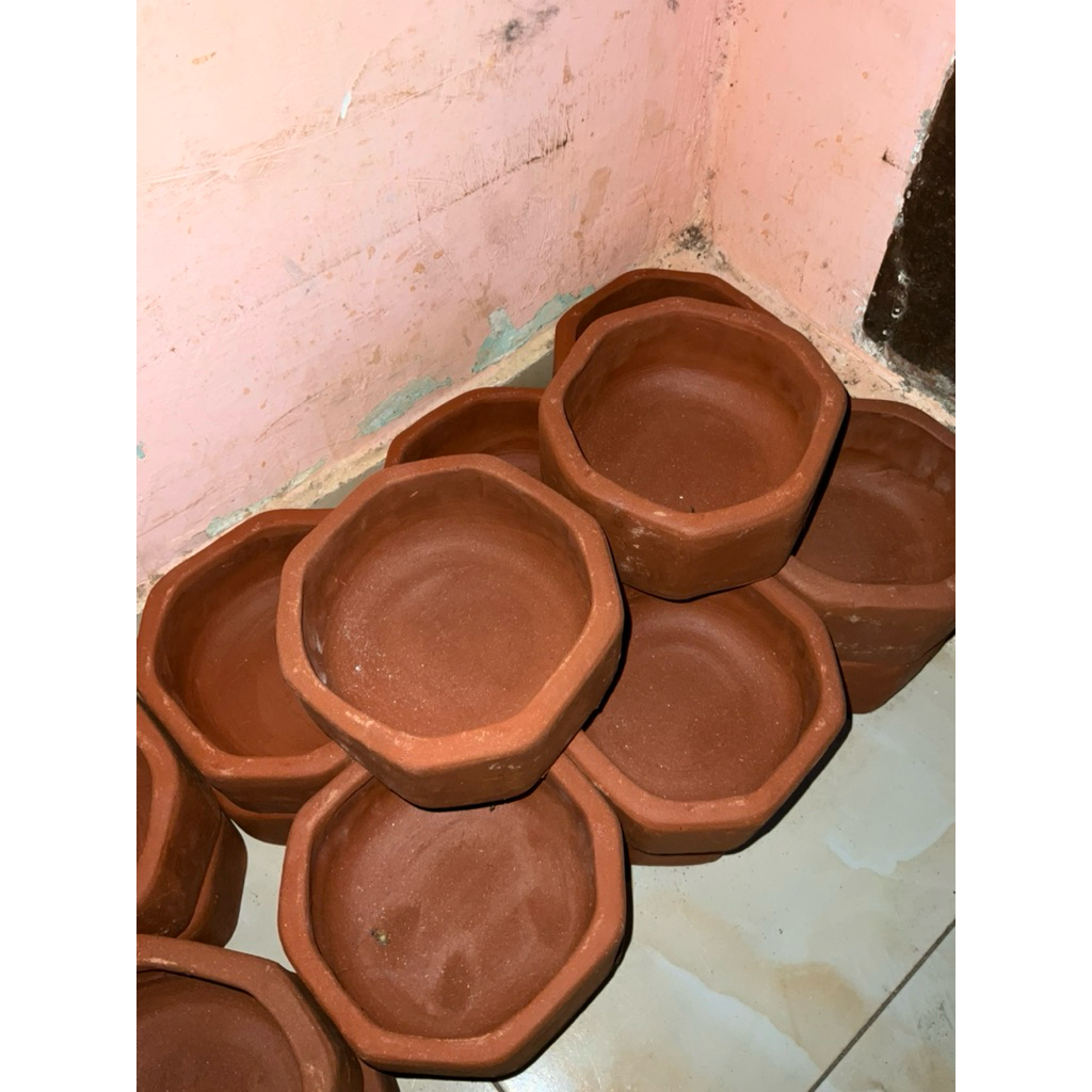 Gerabah Wadah Pakan Kelinci Bentuk Konblok