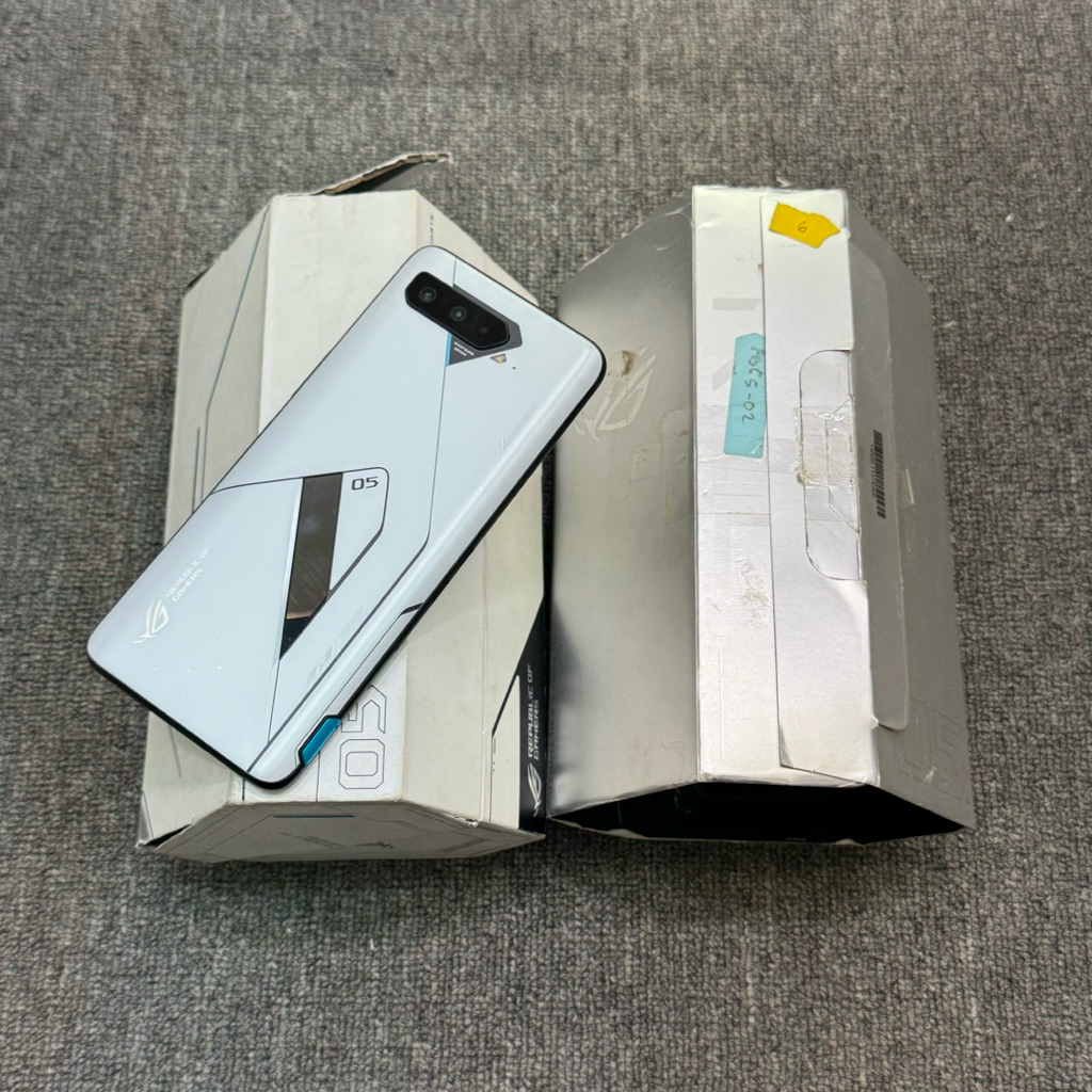 ASUS ROG PHONE 5 ULTIMATE 18/512 GB RESMI