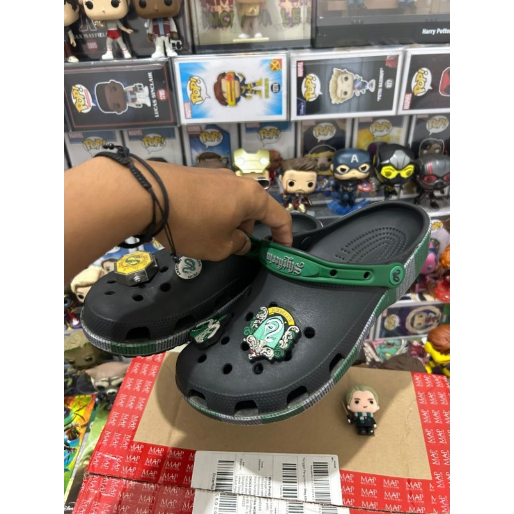 Preloved Crocs harry potter slytherin m7w5 (free figure draco) pembelian resmi di web crocs