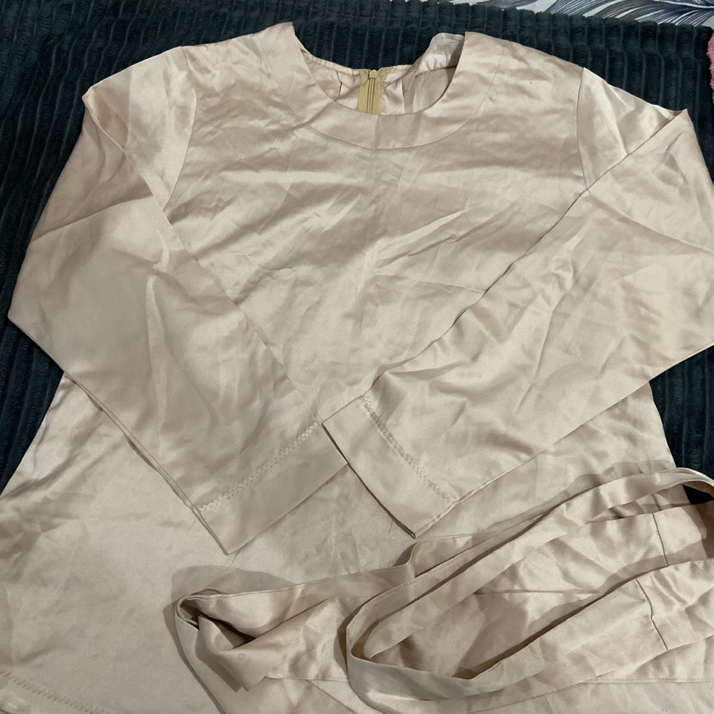 Baju undangan wanita / Atasan Satin Preloved