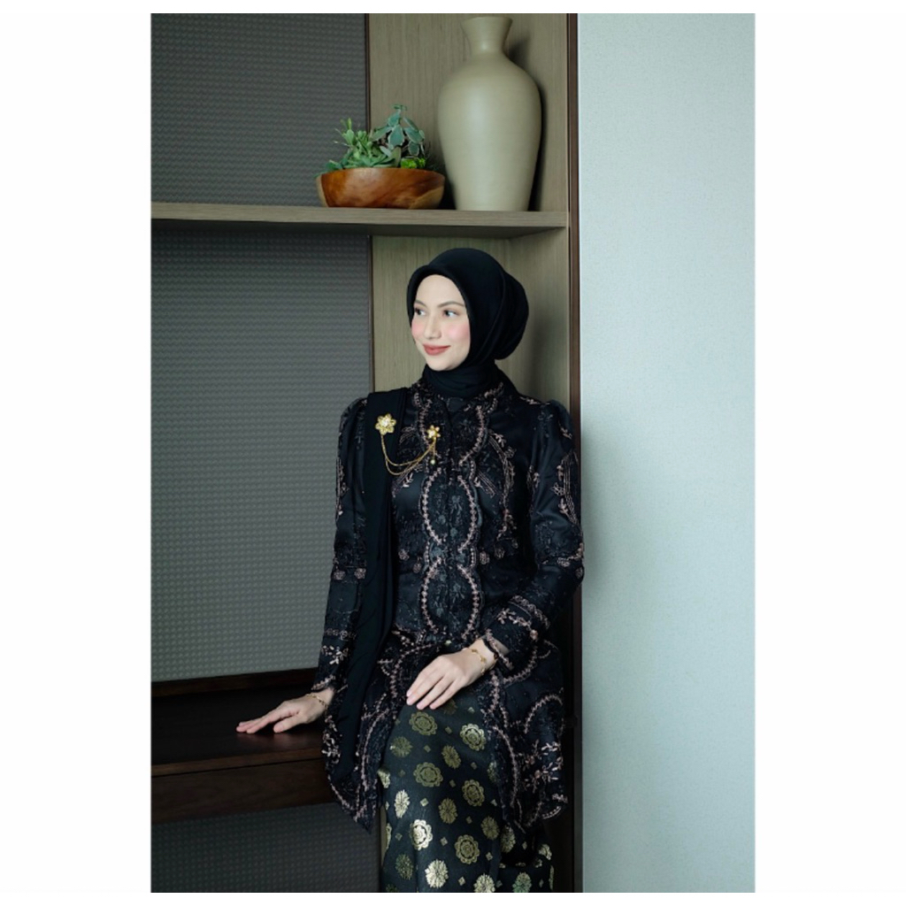 Sarah The Label Kebaya Kartini Hitam Size S