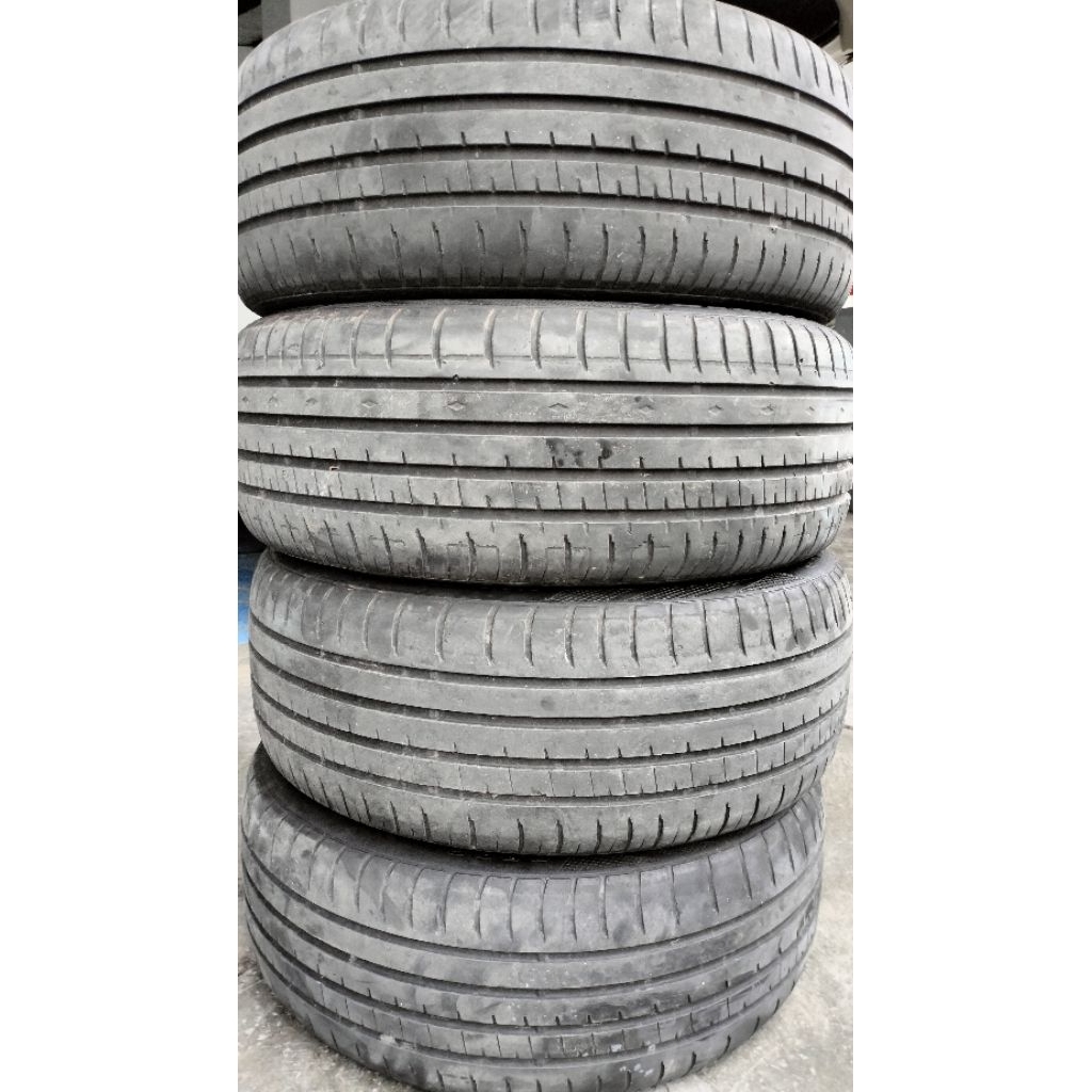 Ban Accelera Phi 225/50 R18