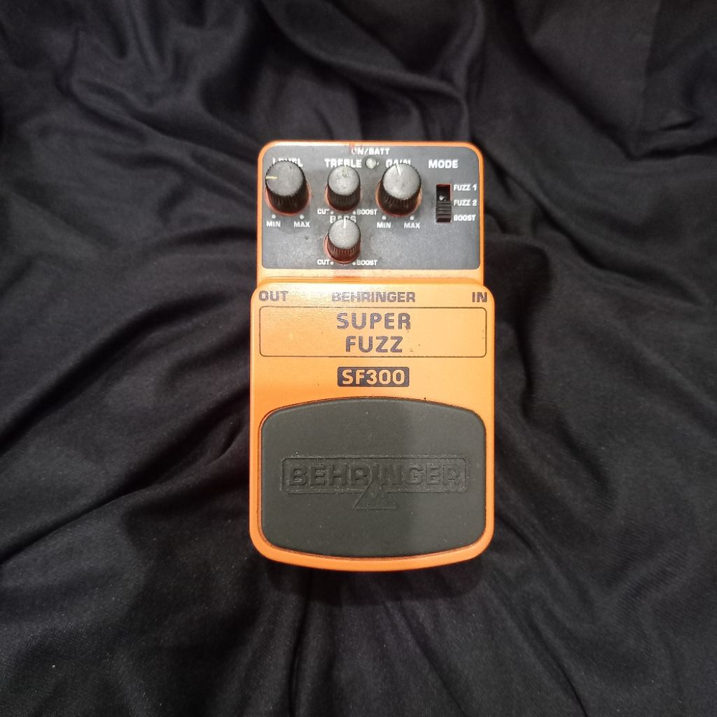 Behringer Super Fuzz SF300 Efek Gitar