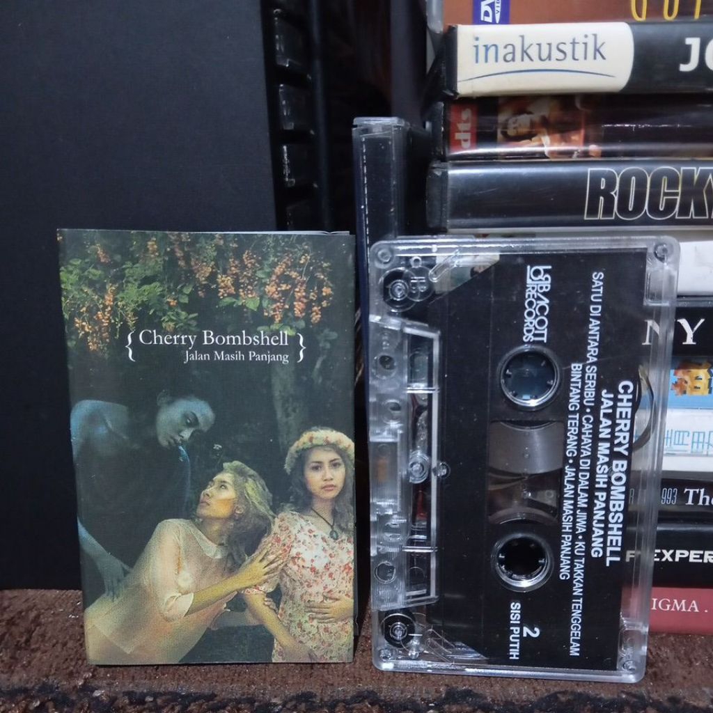 kaset Cherry Bombshell