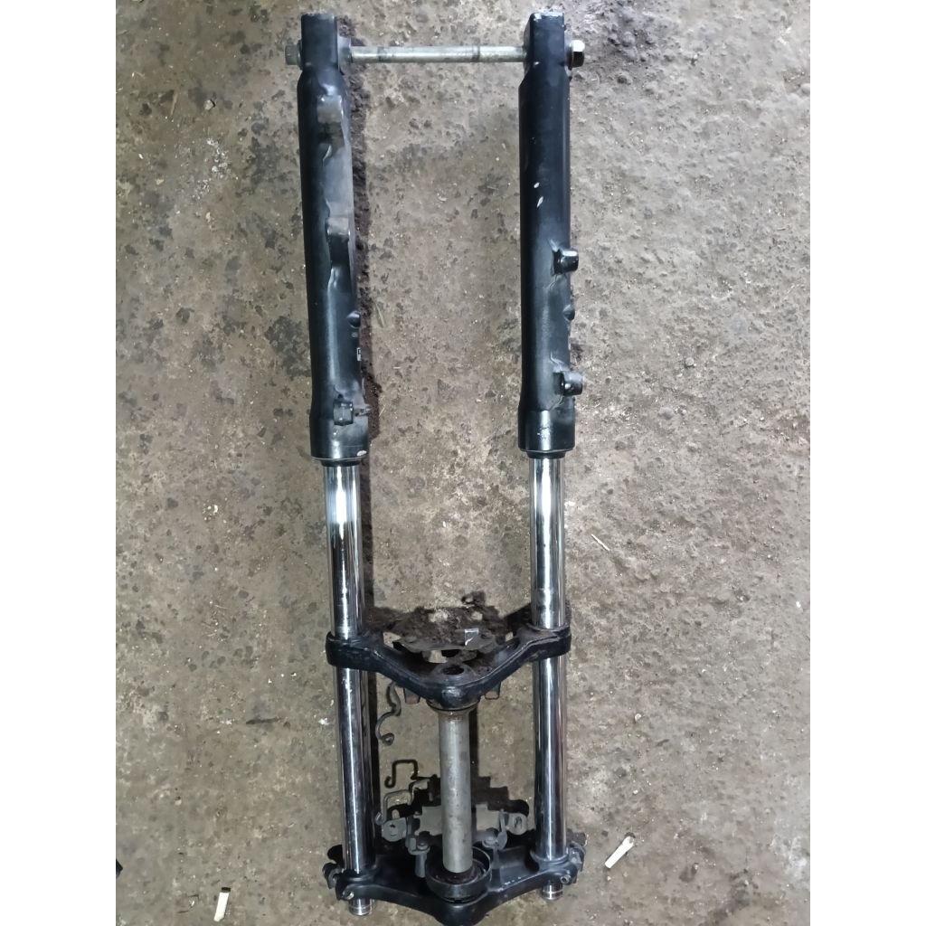 shock depan set segitiga atas bawah CBR150 K45a/KPP