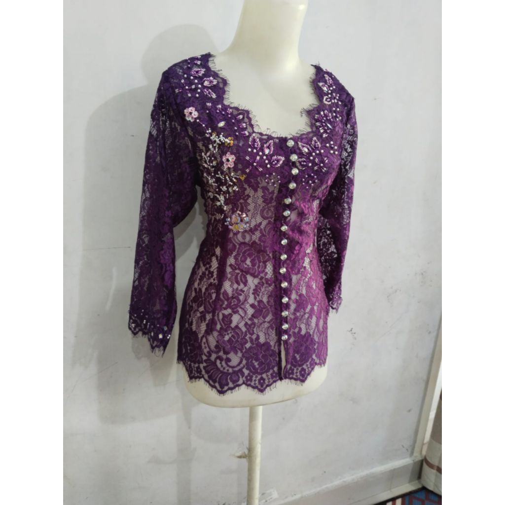 kebaya pesta simpel modern, kebaya ungu elegan