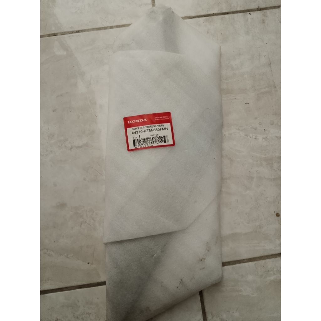64370-KTM-850FMH Cover Sambungan Body Kanan Supra X 125 Lama Batman Silver Original Honda 64370KTM85