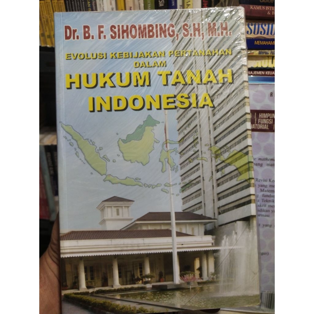 EVOLUSI KEBIJAKAN PERTANAHAN DALAM HUKUM TANAH INDONESIA