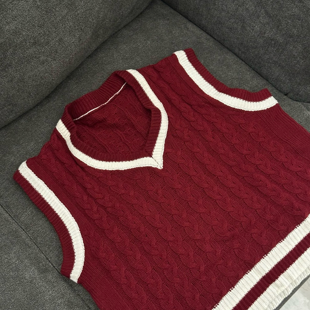 PRELOVED. Knit vest in red and white combination. Cute school vest. Rompi wanita rajut
