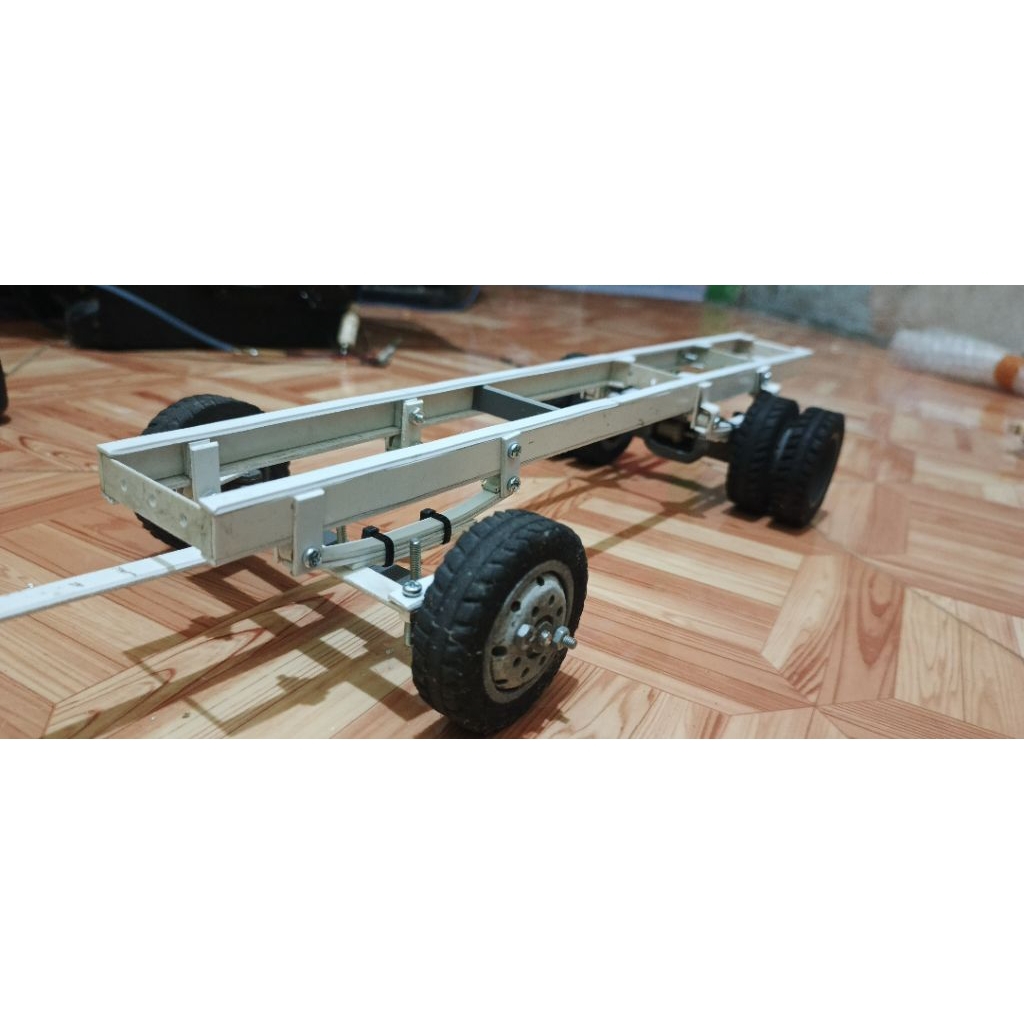 sasis miniatur truk skala 1/14 (NON RC) set ban