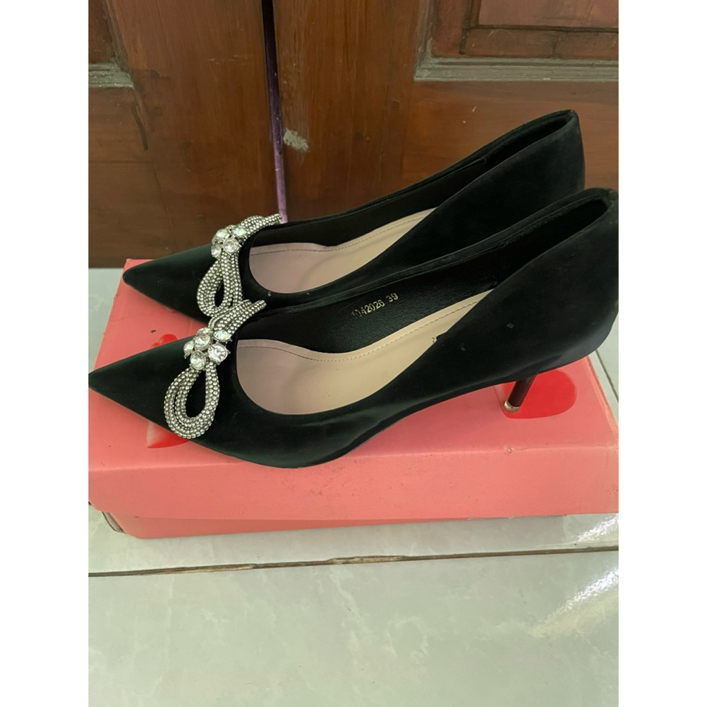 SepatuWanitaHeelsHitamGennyMatahari
