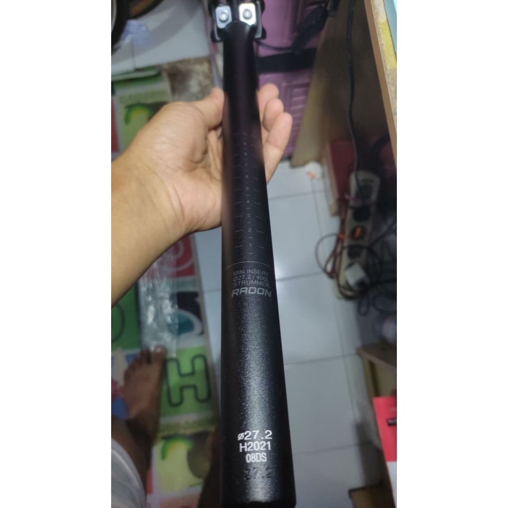 Seat post strummer