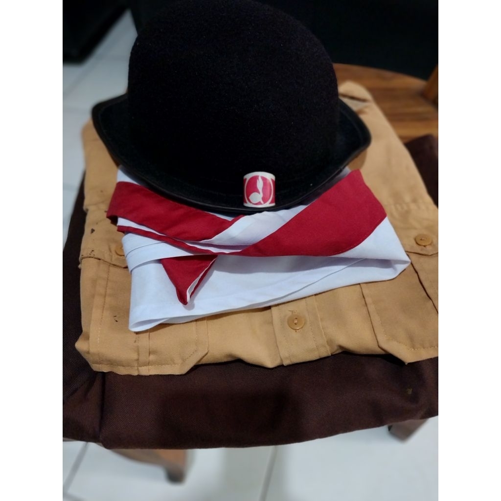 SALE 70 % Seragam Pramuka 1set utk anak perempuan usia 14-16 thn preloved