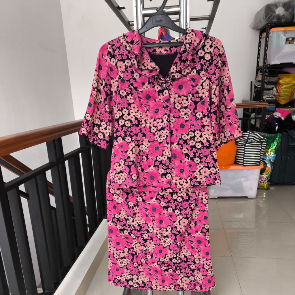 PRELOVED SETELAN ATASAN BAWAHAN - BLOUSE TANGAN 3/4 PINK GLITTER GOLD BUNGA-BUNGA