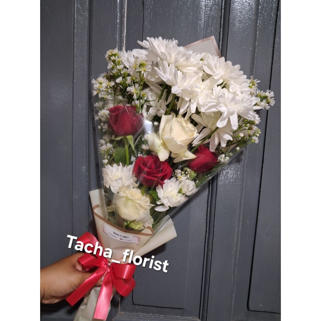 buket bunga mawar merah putih segar