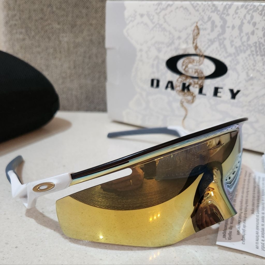 Second Oakley Qntm Kato Year of Snake gold edition kacamata lari sepeda