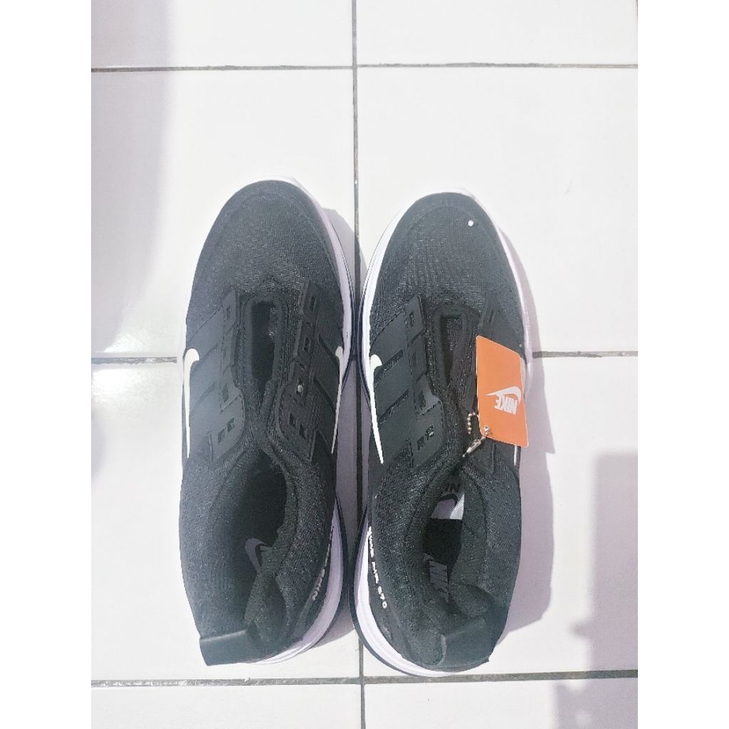 Preloved Sneakers Wanita Merk Nike KW (Tidak Ada Tali Sepatu)