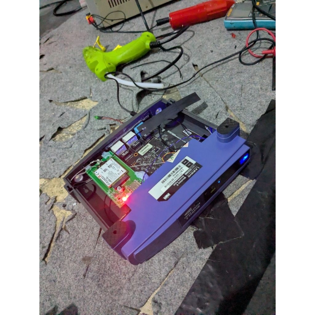 AIO OpenWRT Fibocom L860-GL + Xiaomi R1c bentuk Linksys WAP54G