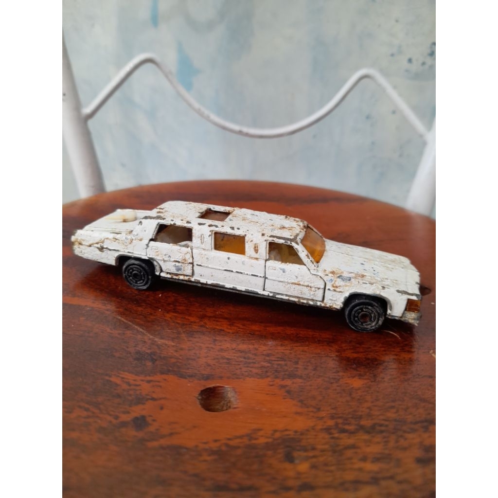 Hotwhell diecast cadillac limousine majorette