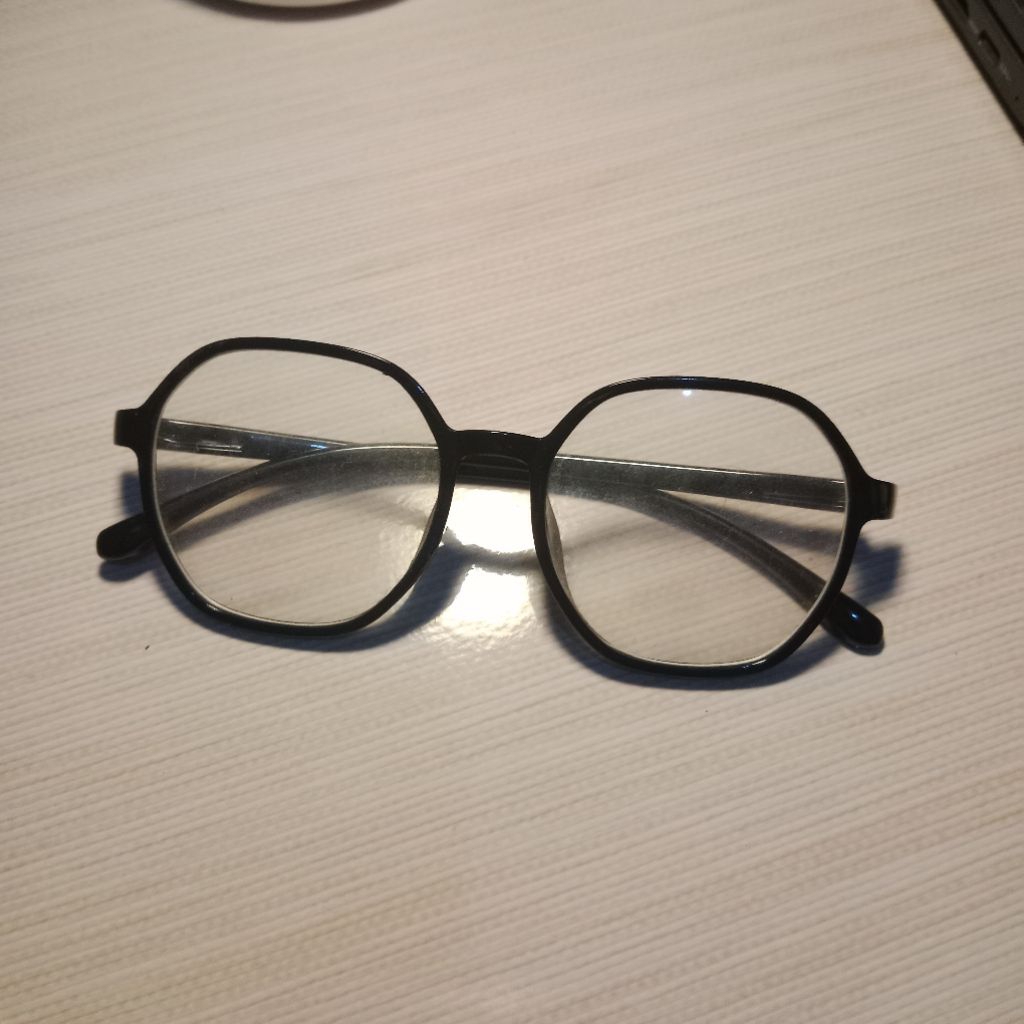 Kacamata Frame Hexagonal Black - Chic & Aesthetic