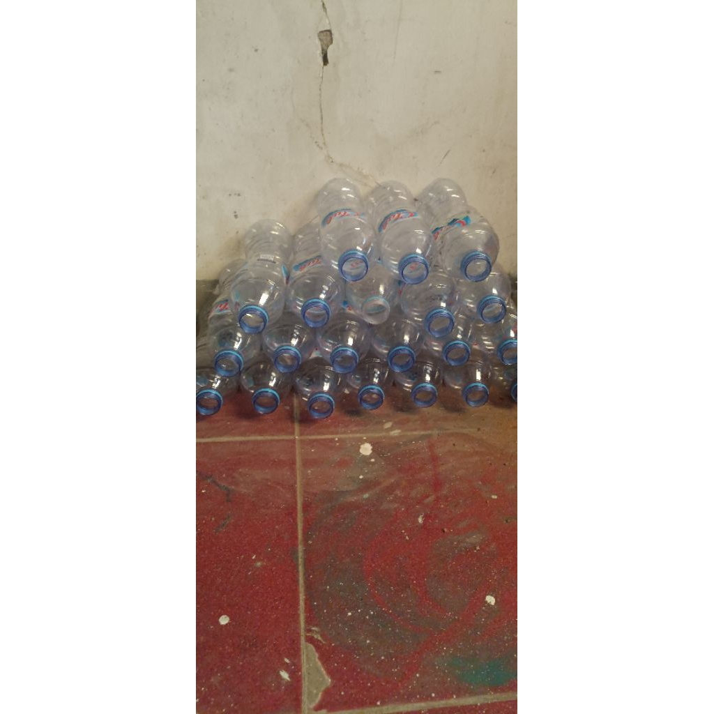 Botol Aqua Kosong Tanpa Tutup Botol