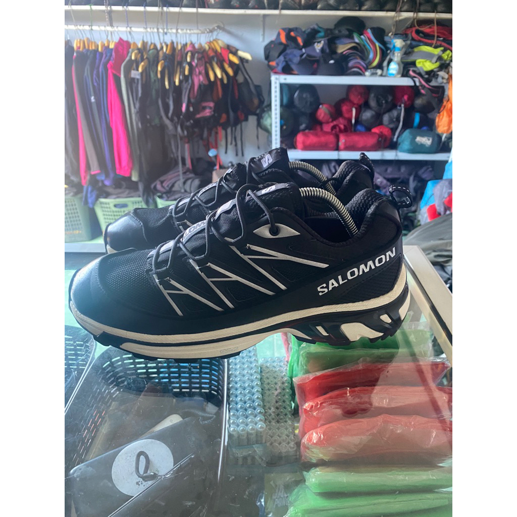sepatu salomon