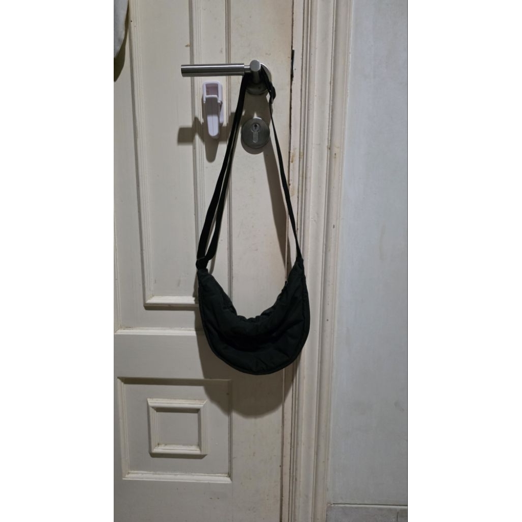 Uniqlo Round Shoulder Bag Black & Cream (Pesanan)