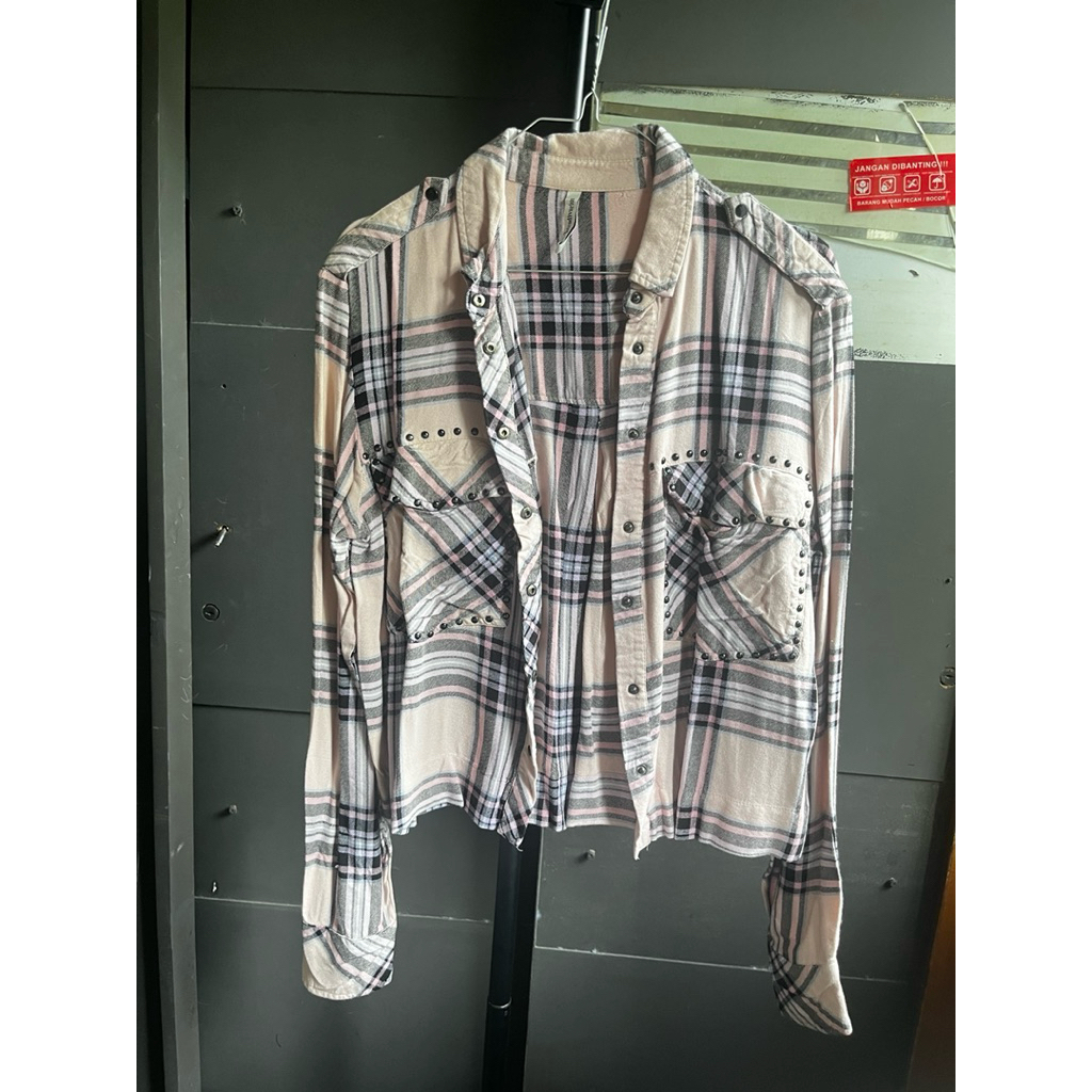 PRELOVED Kemeja Stradivarius kotak-kotak baby pink