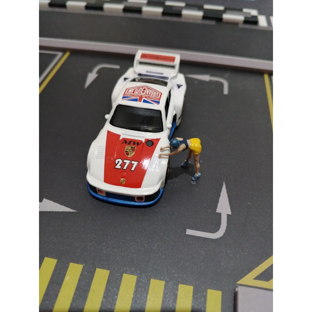 hotwheels premium loose Porsche 935 + figure.