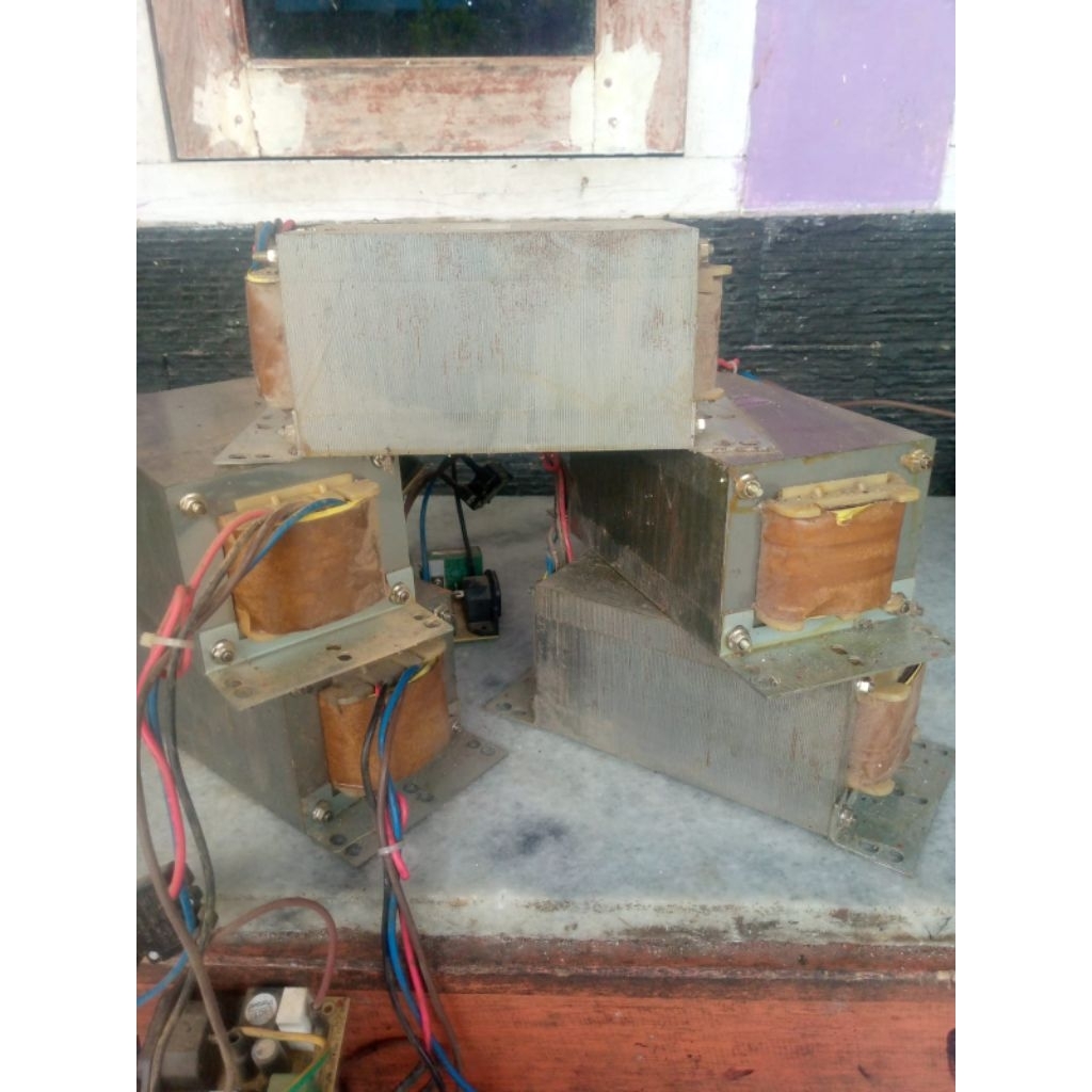 Trafo bekas unit UPS (seperti APC atau Vektor) yang masih layak pakai, dengan berat fisik berkisar 7